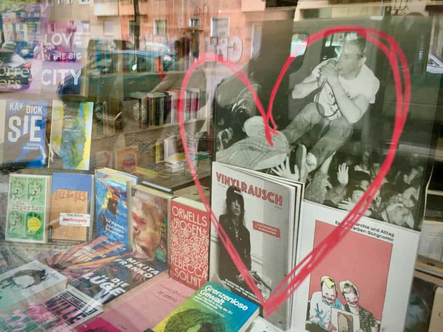 VR Musikmagazin in der Buchhandlung Leseglueck im Schaufenster
