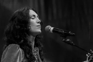 Rosalie Cunningham im schwarz-weiß Porträt während des Finkenbach-Konzerts