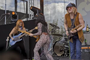 Zwei Gitarristinnen und ein Gitarrist auf der Bühne während des Konzerts der Band Rosalie Cunningham